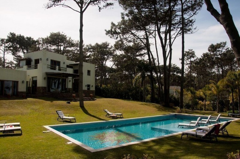 Excelente casa en alquiler en La Barra con piscina climatizada